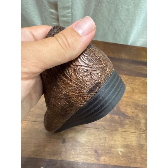 Yuu Impress Women's Brown Embossed Floral Faux Leather Slip-On Shoes Size 7 1/2 - Picture 7 of 7